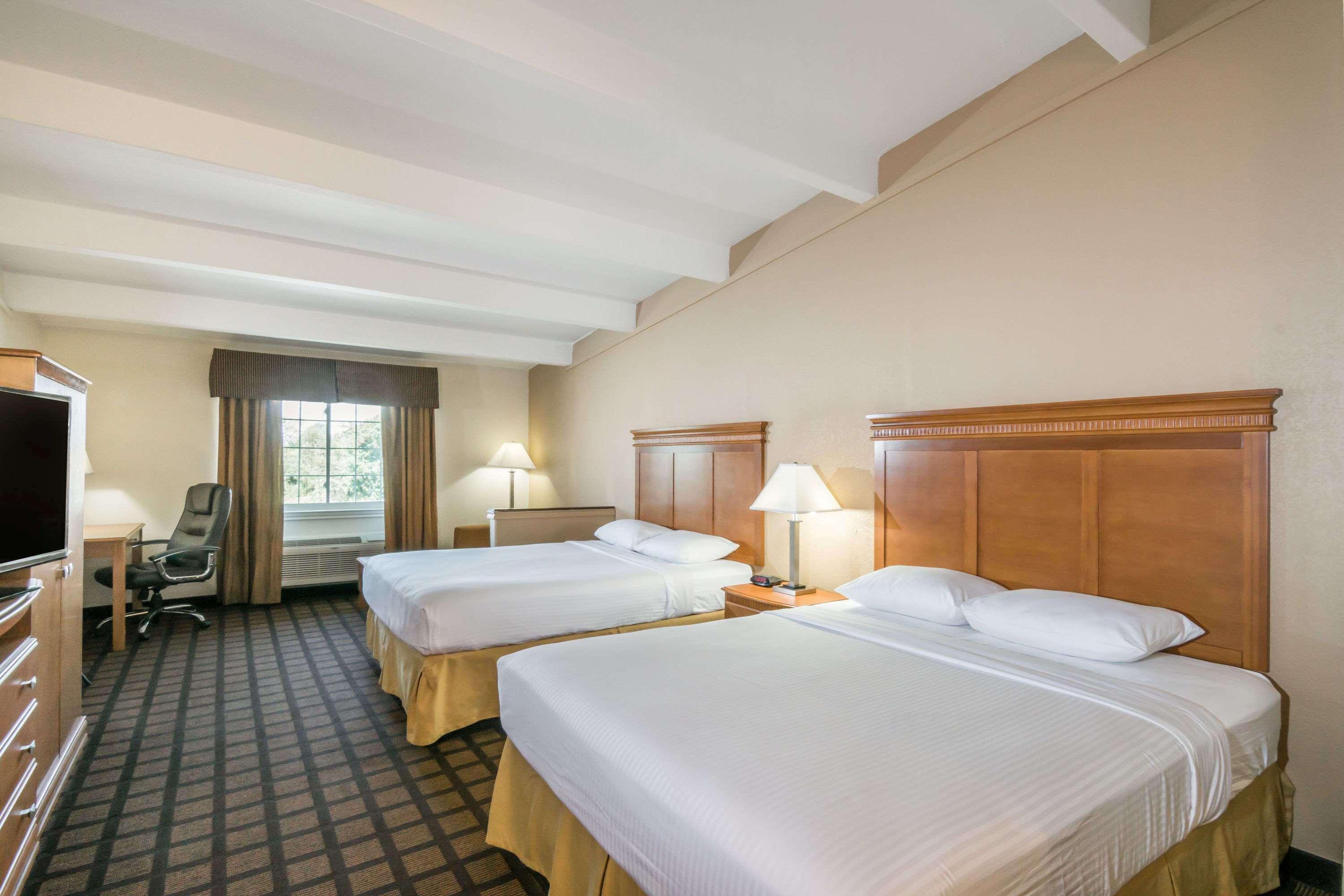 Super 8 By Wyndham I-10 College St Beaumont