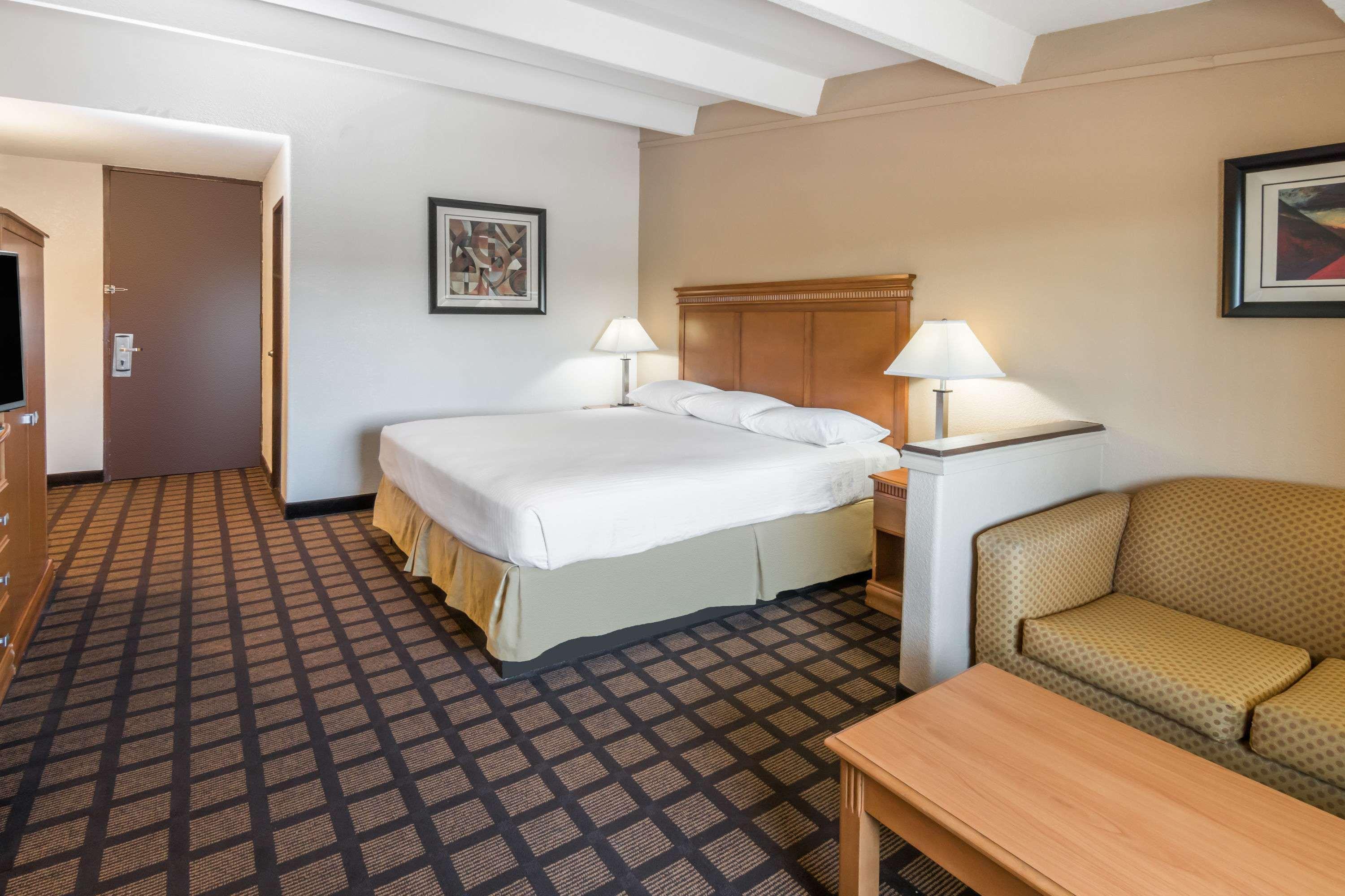 Motel Super 8 By Wyndham I-10 College St 2*