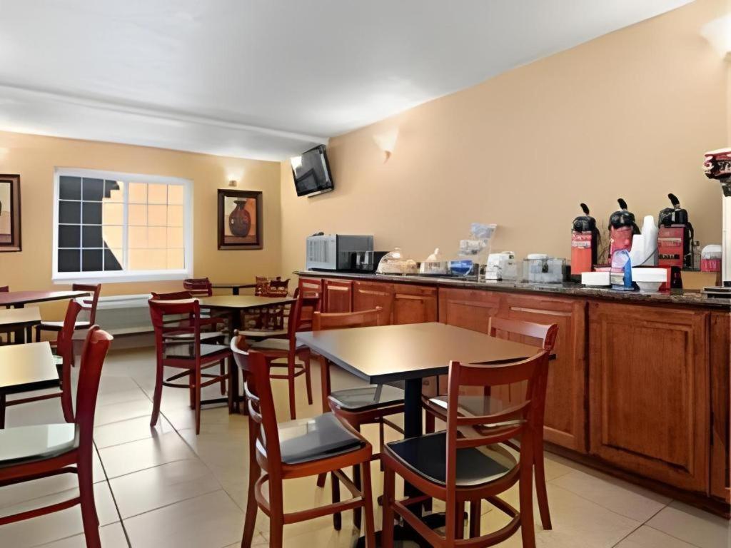 Motel Super 8 By Wyndham I-10 College St