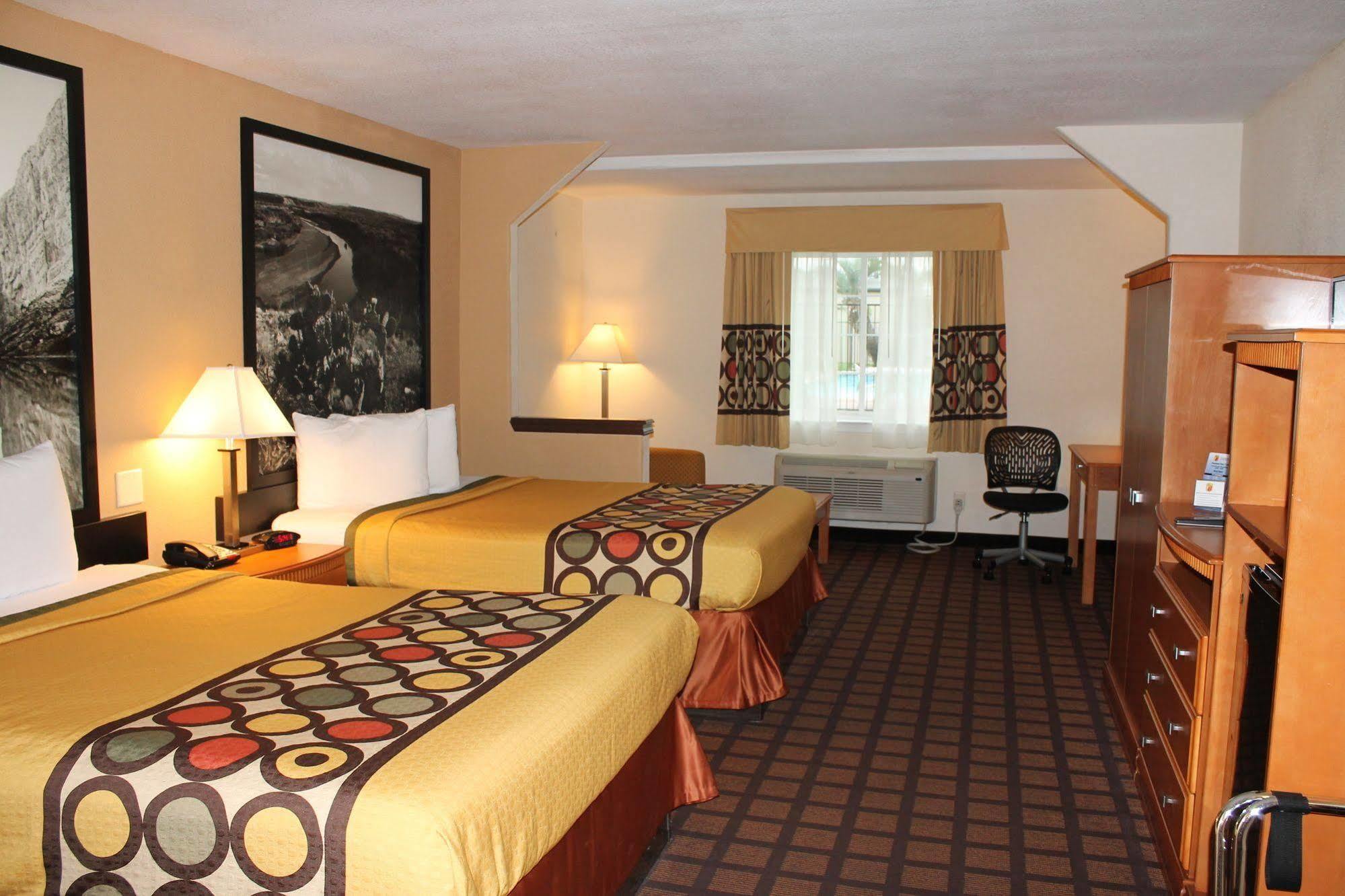 Motel Super 8 By Wyndham I-10 College St