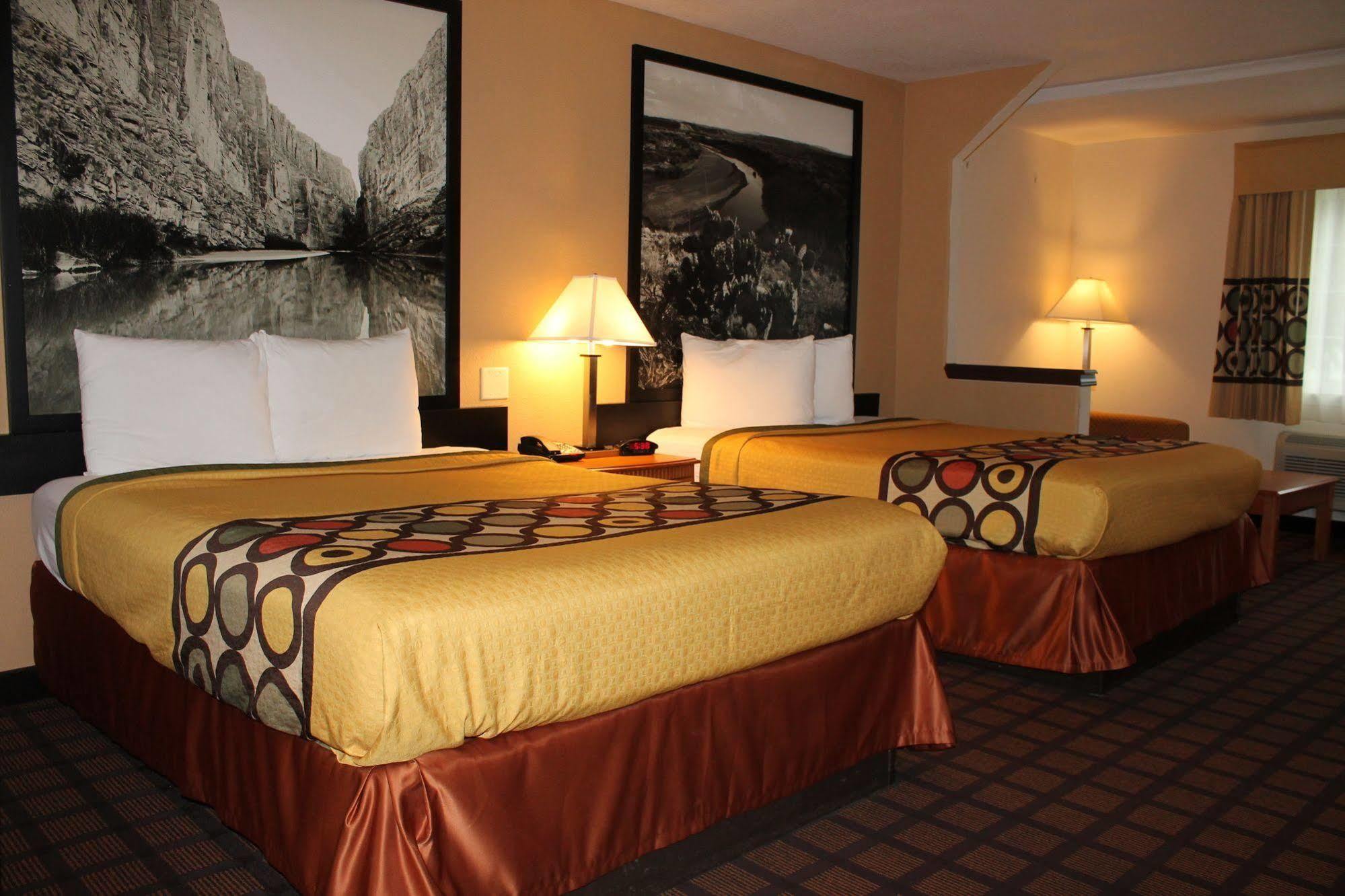 Super 8 By Wyndham I-10 College St Motel 2*