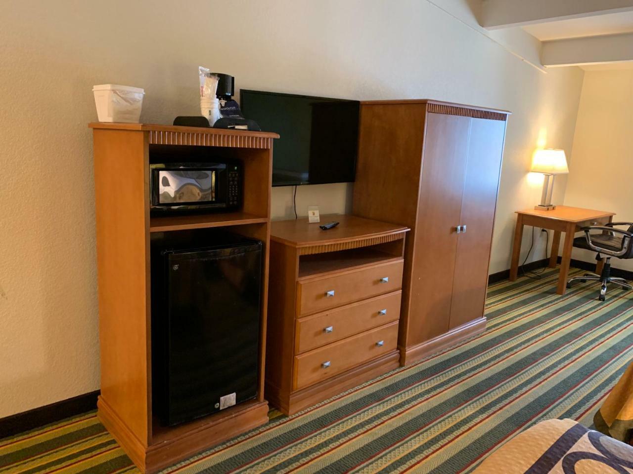 Super 8 By Wyndham I-10 College St Beaumont