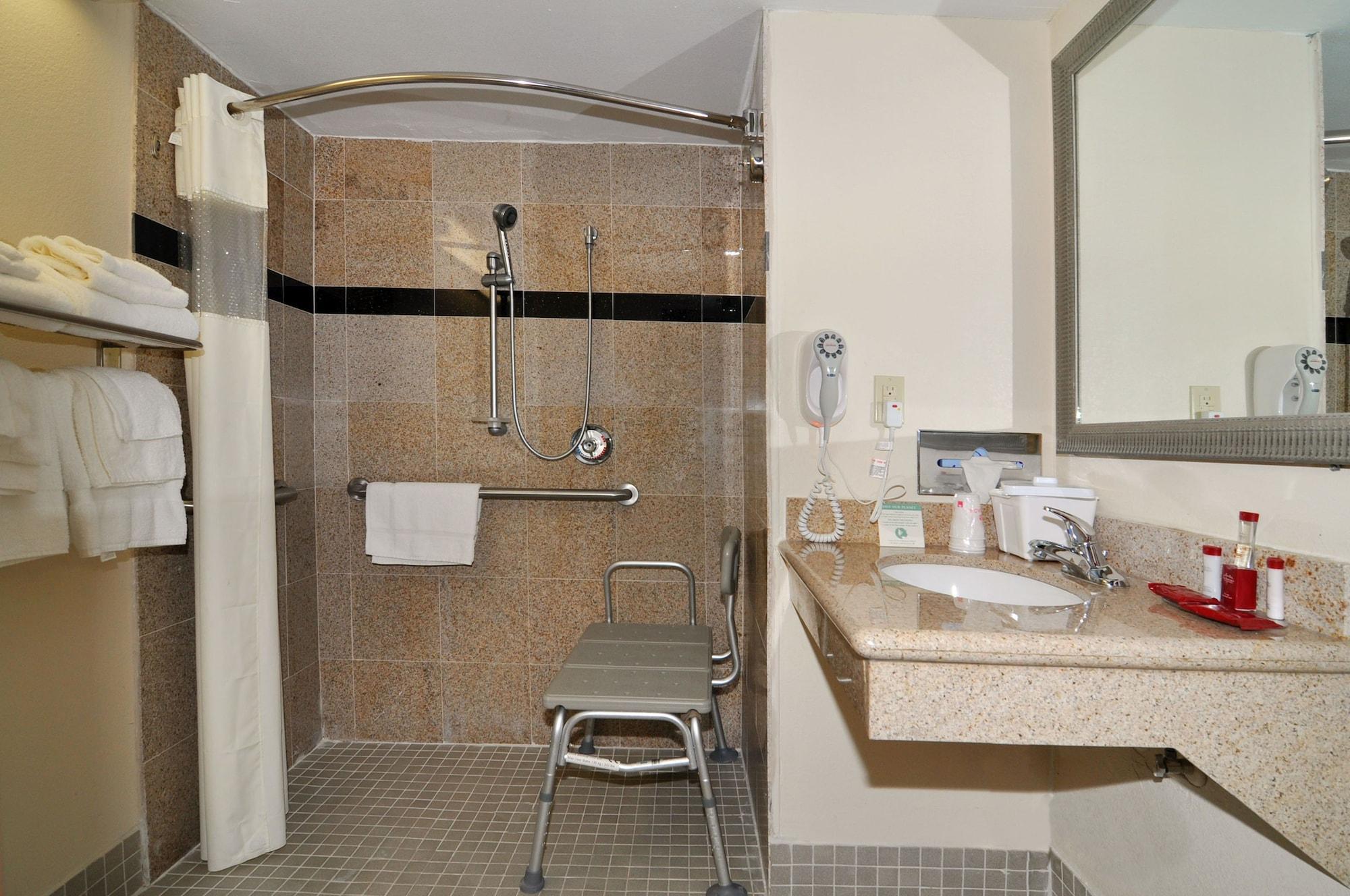 Motel Super 8 By Wyndham I-10 College St 2*