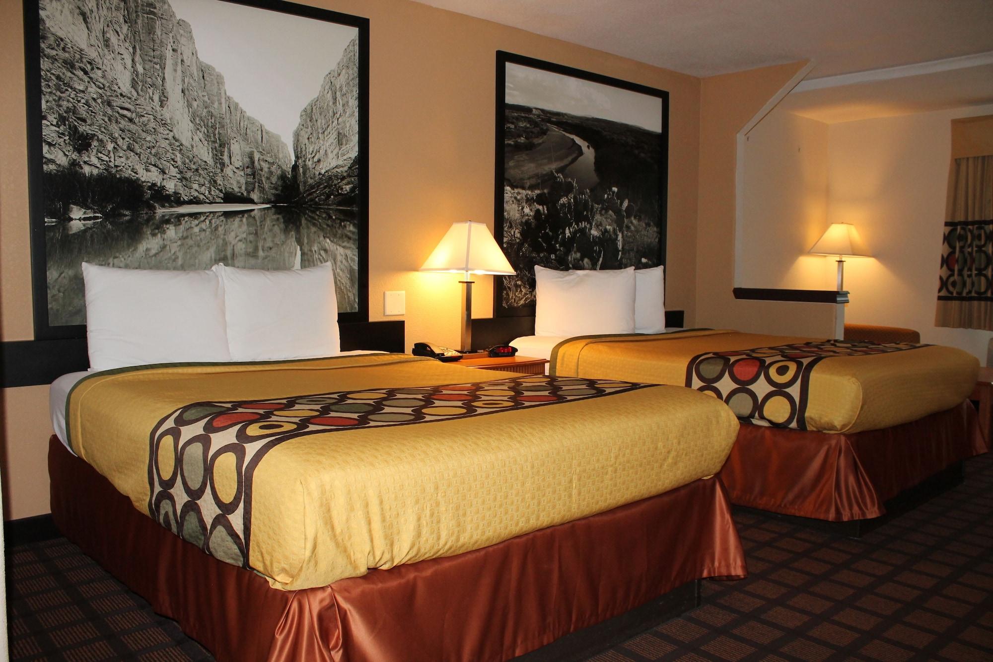 Super 8 By Wyndham I-10 College St Beaumont