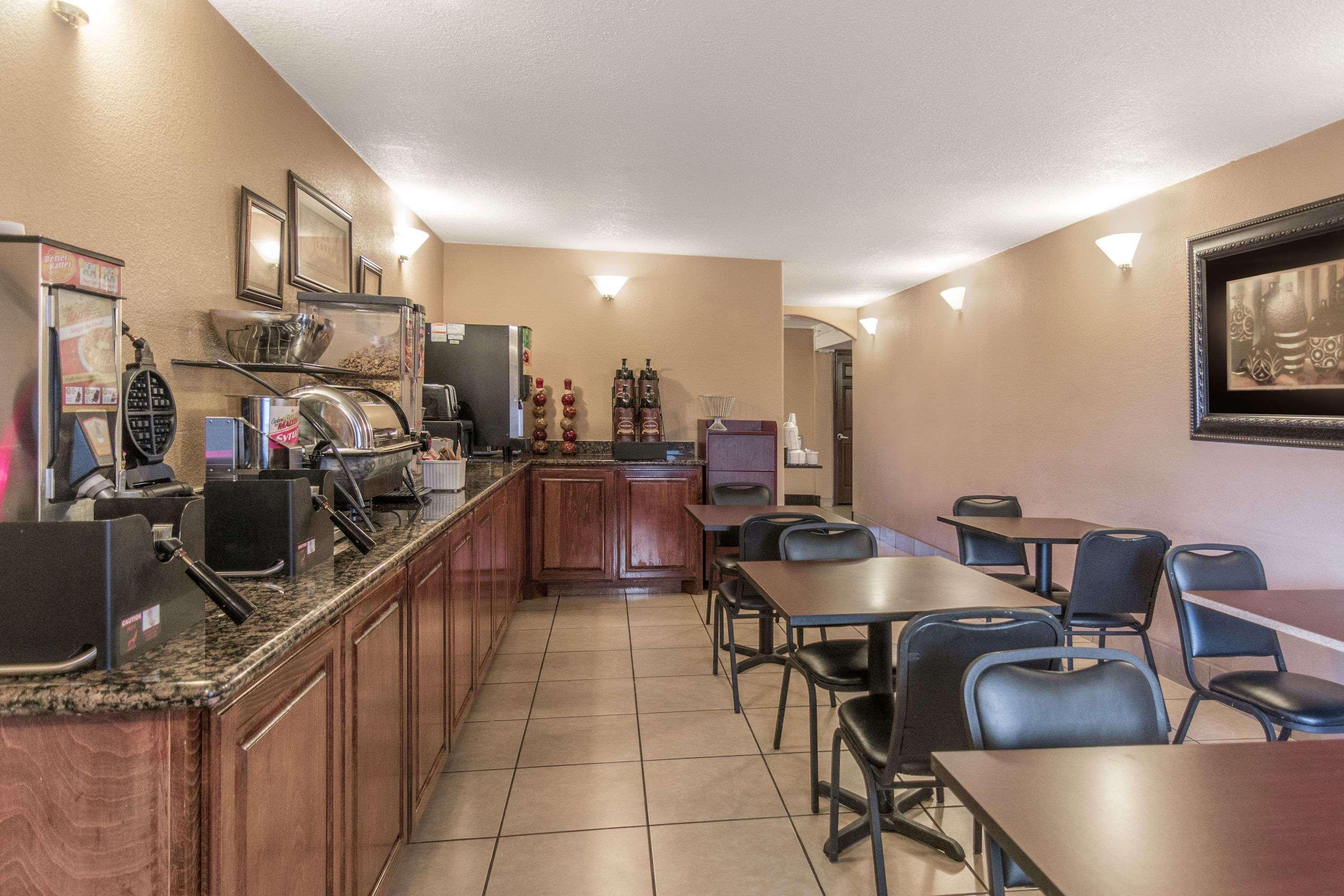 Motel Super 8 By Wyndham I-10 College St 2*