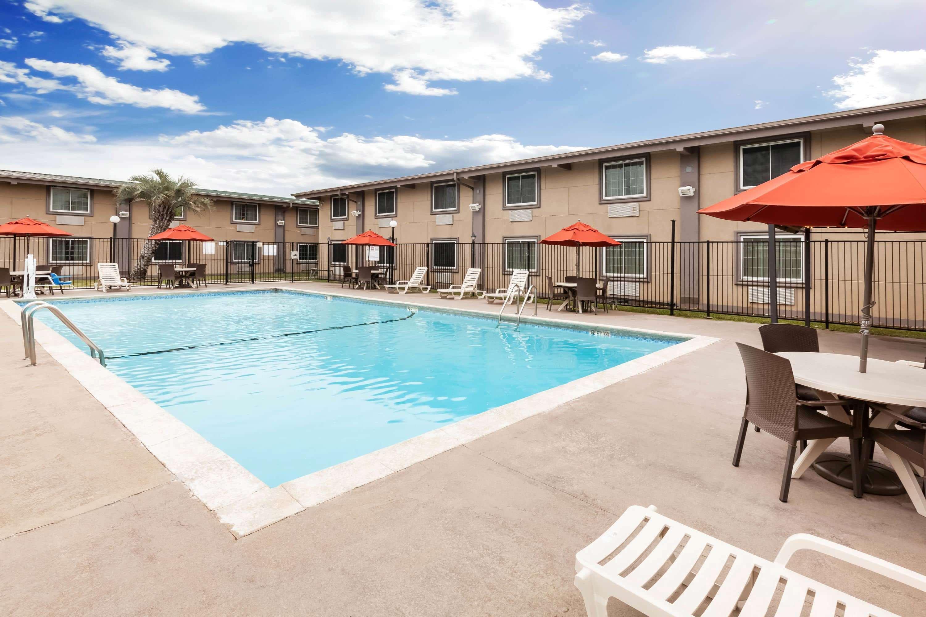 Motel Super 8 By Wyndham I-10 College St