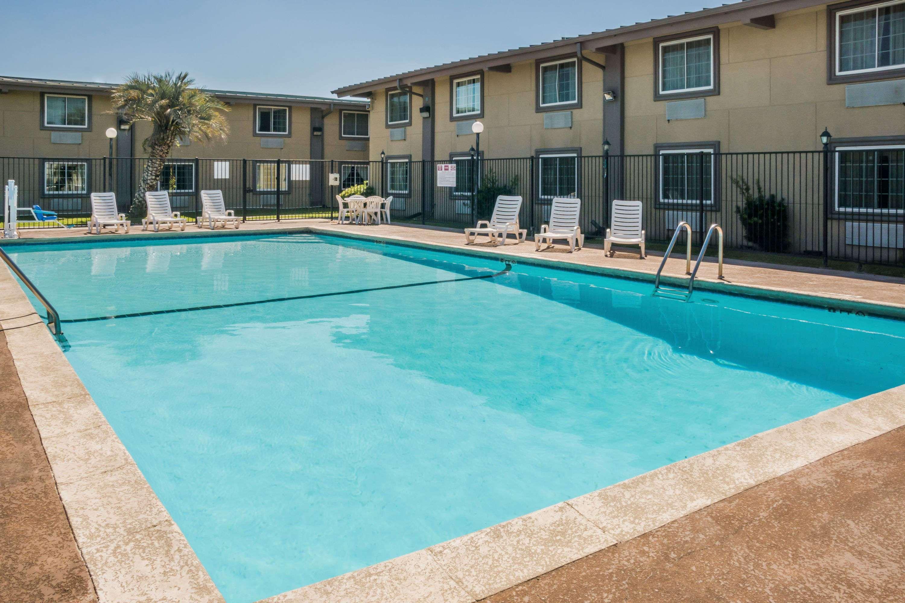 Super 8 By Wyndham I-10 College St Motel 2*
