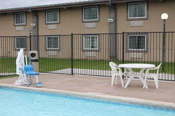 Super 8 By Wyndham I-10 College St Motel