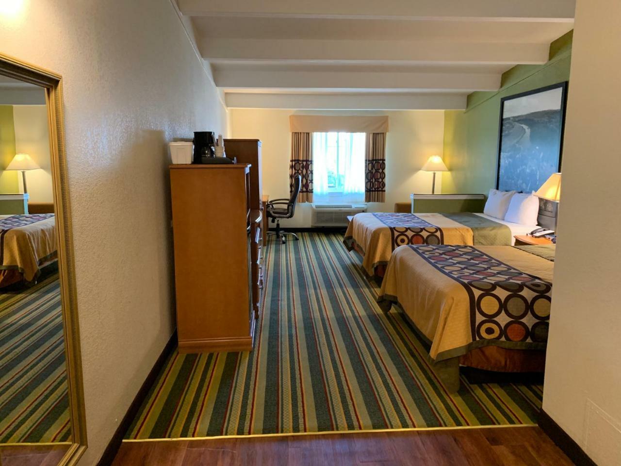 Super 8 By Wyndham I-10 College St